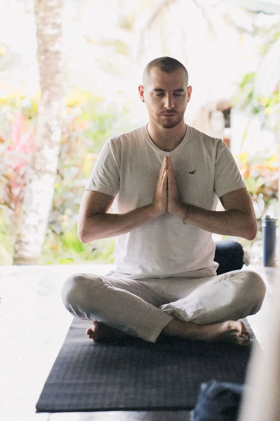 Sébastien Robinet en méditation, praticien Reiki et énergéticien (Ektaya)