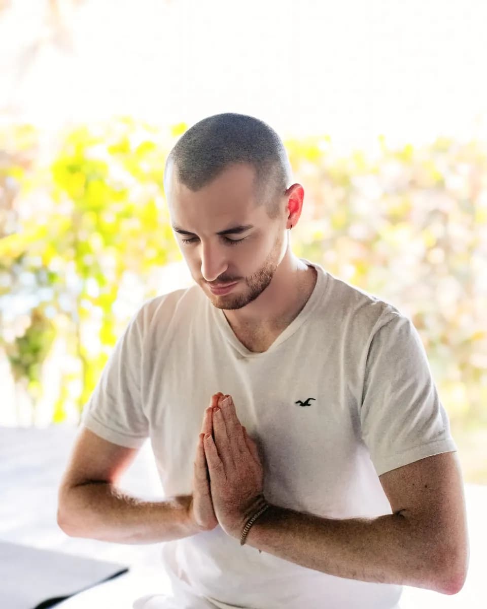 Sébastien Robinet, praticien Reiki, en méditation